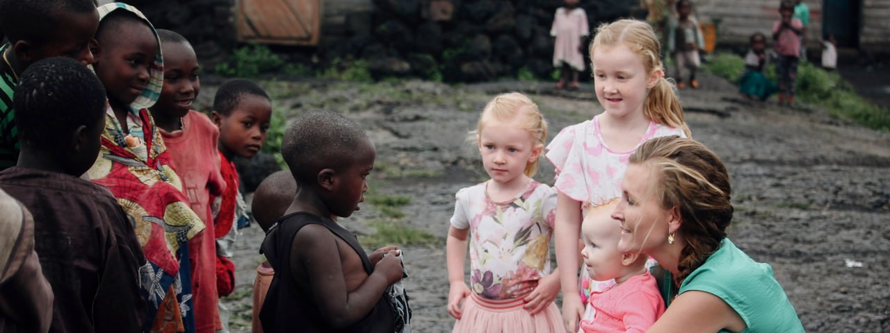 Kinderen en begeleiders ontmoeten elkaar in Goma